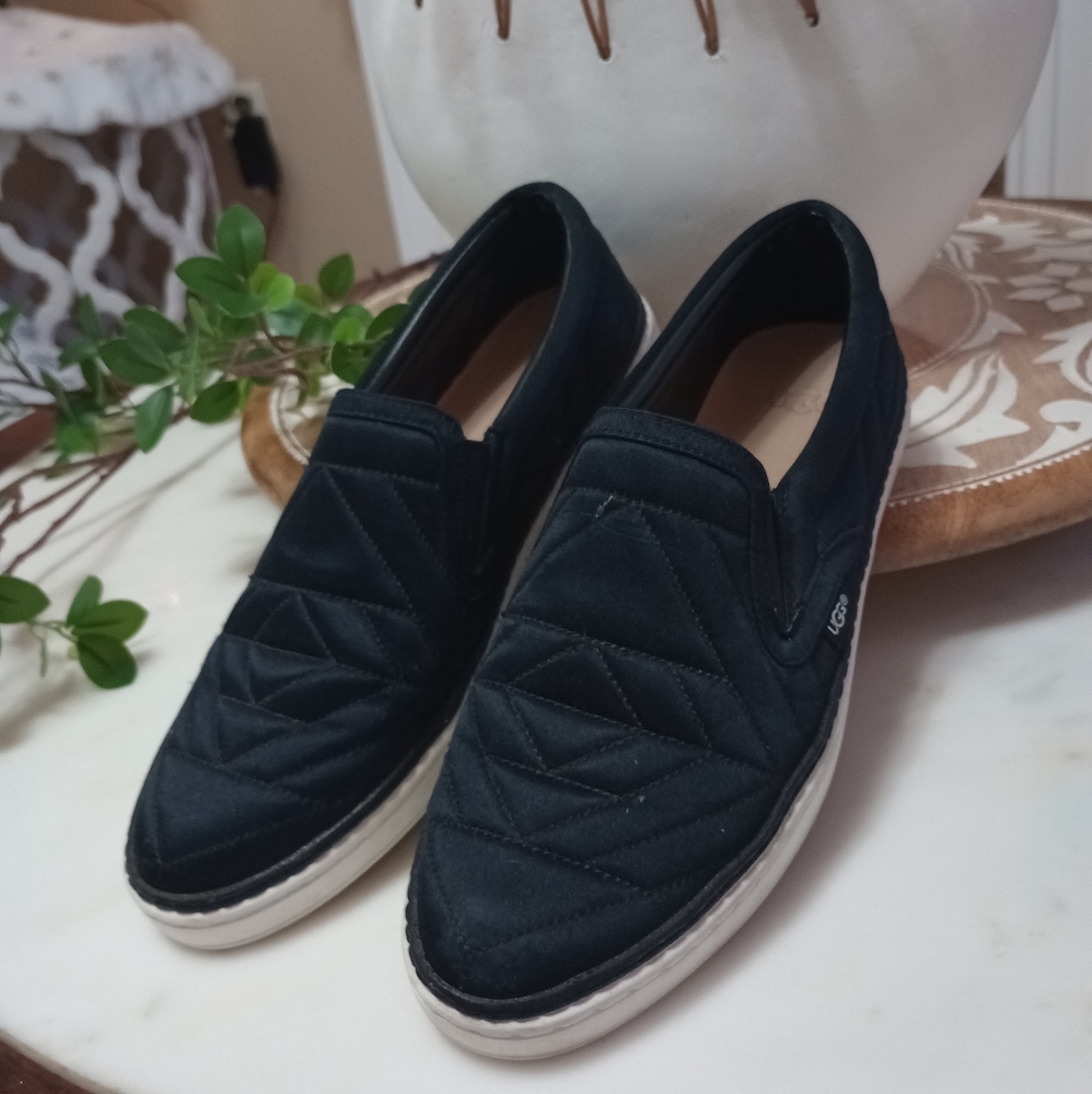 🌿🍒 UGG Soleda Quilted Satin Fashion Sneakers shoes Size 8 🍒🌿